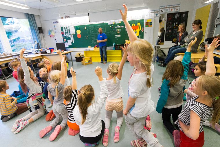Ở Phần Lan các bé nhập học lớp 1 muộn hơn trẻ ở nước khác một năm. 