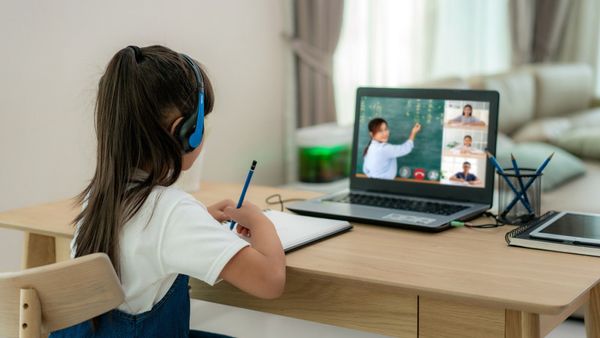 Giải quyết bộn bề lo lắng khi cha mẹ có bé học online lớp 1